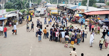 নারায়ণগঞ্জে সড়ক সংস্কারের দাবিতে দিনভর অবরোধ-বিক্ষোভ
