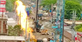 নারায়ণগঞ্জে ভেকুর আঘাতে গ্যাস লাইন ফেটে আগুন