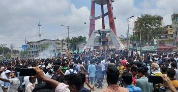 নারায়ণগঞ্জে ডিসির কার্যালয়ে হামলা, গুলিবিদ্ধসহ আহত অর্ধশতাধিক