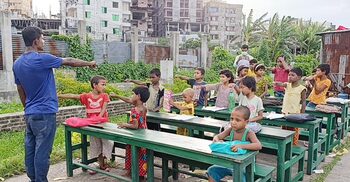 যেখানে আকাশ ছাদ, প্ল্যাটফর্ম শ্রেণিকক্ষ