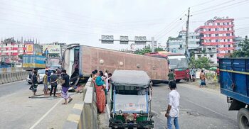 ঢাকা-চট্টগ্রাম মহাসড়কে ডিভাইডারে ধাক্কা দিয়ে উল্টে গেলো বাস