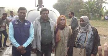 মাকে খুশি করতে হেলিকপ্টারে ঘুরালেন ছেলে