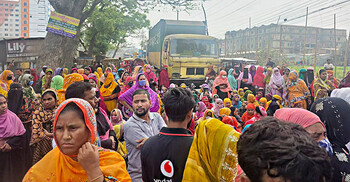 নারায়ণগঞ্জে বকেয়া বেতনের দাবিতে সড়ক অবরোধ শ্রমিকদের