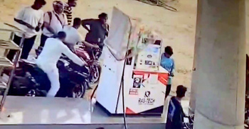 চাহিদা মতো তেল না পেয়ে পাম্প কর্মচারীদের মারধর করলেন ছাত্রদল নেতারা