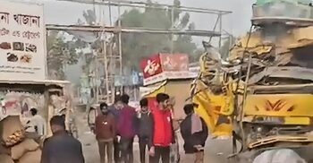 নিয়ন্ত্রণ হারিয়ে মুদি দোকানে ঢুকে গেলো ট্রাক, নিহত ১