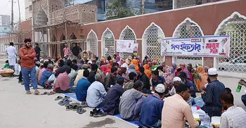 প্রতিদিন ২০০ অসহায়কে ইফতার করাচ্ছেন খেলাফত মজলিস নেতা