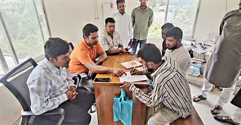 স্বাভাবিক জীবনে ফেরার প্রতিশ্রুতিতে তিন মাদক কারবারির আত্মসমর্পণ