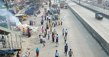 ‘আধা ঘণ্টা ধরে অপেক্ষা করছি, এখনো বাসের দেখা পাইনি’