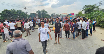 নারায়ণগঞ্জে বেতনের দাবিতে শ্রমিকদের মহাসড়ক অবরোধ