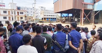 নারায়ণগঞ্জে গাছের গুঁড়ি ফেলে মহাসড়ক অবরোধ, আগুন