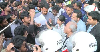 স্বরাষ্ট্র উপদেষ্টার গাড়ি আটকালো ছাত্রজনতা