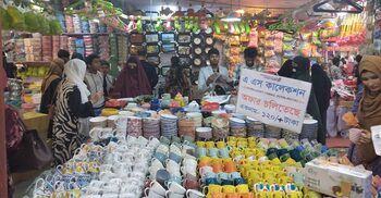 বাণিজ্য মেলায় ক্রোকারিজ পণ্য কিনতে ক্রেতাদের ভিড়