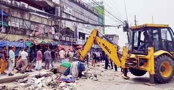 সিদ্ধিরগঞ্জে মহাসড়কের অবৈধ ৫০০ দোকানপাট উচ্ছেদ