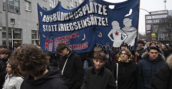 জার্মানিতে নতুন সামরিক বিলের বিরুদ্ধে হাজারো ছাত্র-জনতার বিক্ষোভ