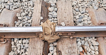 ভাঙা রেললাইনে বস্তা গুঁজে চলছে ট্রেন