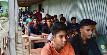 শ্রেণিকক্ষ সংকটে কলেজের বারান্দায় পাঠদান