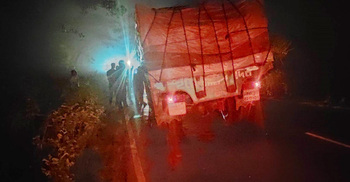 নাটোরে মহাসড়কে ফাঁদ পেতে সিমেন্টবোঝাই ট্রাক ডাকাতির চেষ্টা