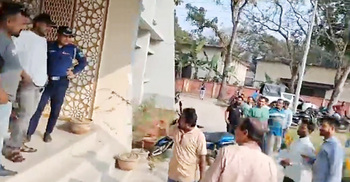 ওসির সামনেই ইজারাদারের কাছে ৫ লাখ টাকা চাঁদা দাবির অভিযোগ