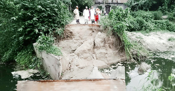 বড়াইগ্রামে সেতু ভেঙে ৯ গ্রামের যোগাযোগ বন্ধ