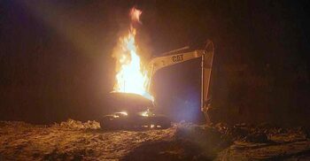 আগুন দিয়ে এক্সক্যাভেটর পুড়িয়ে দিলো দুর্বৃত্তরা