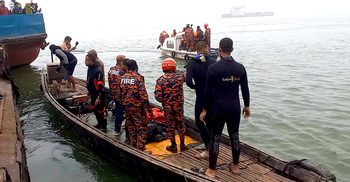 উদ্ধারে আসছে জাহাজ ‘প্রত্যয়’, কাভার্ডভ্যান উদ্ধার করলো ‘হামজা’