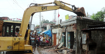 স্থাপনা ভেঙে বাদীকে জমি বুঝিয়ে দিলেন আদালত