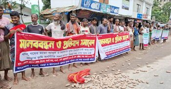 সরকারি মূল্য নির্ধারণের দাবিতে নওগাঁয় সড়কে আলু ফেলে বিক্ষোভ