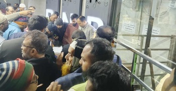 শোক বইয়ে নিজের আবেগ লিখতে নয়াপল্টনে মানুষের ঢল