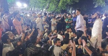 আ’লীগকে নিষিদ্ধ ও বিচারের দাবিতে যমুনার সামনে অবস্থান শুরু