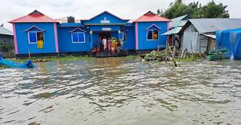 গ্রামে বন্যার পানি ঢোকায় আশ্রয়কেন্দ্রে ঠাঁই নিচ্ছে মানুষ