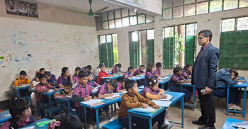 একাই সাড়ে চারশো শিক্ষার্থীর পরীক্ষা নিচ্ছেন প্রধান শিক্ষক