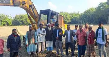 নেত্রকোনা ভাগ্য বদলে ৬ রাস্তা নির্মাণ শুরু করলেন গ্রামবাসী