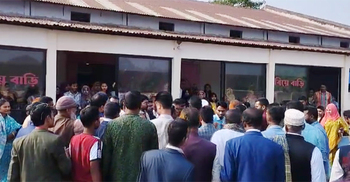 বিয়ের আসরে বরকে ‘স্বামী’ দাবি করলেন দুই নারী