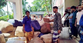 নেত্রকোনায় ভারতীয় শাড়িবোঝাই ট্রাক জব্দ