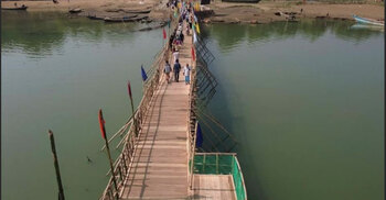 ১৫ লাখ টাকা দিয়ে নদীতে কাঠের সেতু বানিয়ে দিলেন বিএনপি নেতা