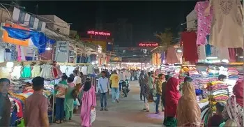 সরকারি নির্দেশনার তোয়াক্কা নেই, নিউমার্কেটে রাত সাড়ে ৮ টায়ও দোকান খোলা