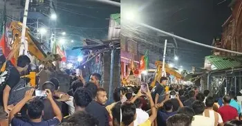 কলকাতায় তৃণমূল অফিস ও মাংসের দোকানে বুলডোজার চালালো বিজেপি সমর্থকরা