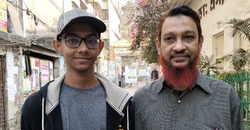 বাবার সঙ্গে ভোট কেন্দ্রে পা রাখল নবীন ভোটার