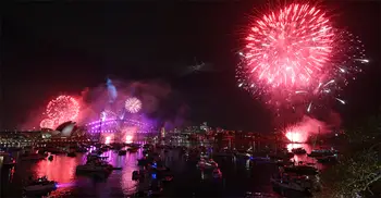 বিশ্বজুড়ে নানা আয়োজনে নতুন বছরকে বরণ