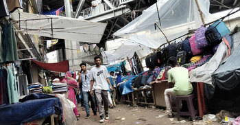 ফুটপাত দখল করে দোকানপাট, ঝুঁকিতে পথচারীরা