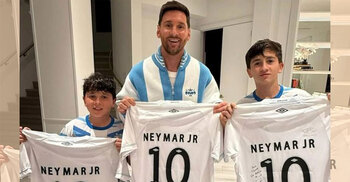 মেসির ছেলেদের সান্তোসের ১০ নম্বর জার্সি উপহার দিলেন নেইমার