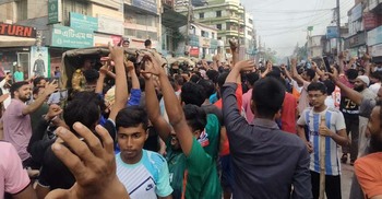 নওগাঁয় বিজয় মিছিল, আওয়ামী লীগের কার্যালয় ভাঙচুর