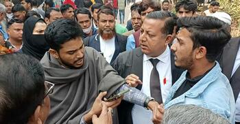 আদালতে ছাত্রলীগ নেতাকে নিয়ে ছাত্রদল নেতা-আইনজীবীদের টানাটানি