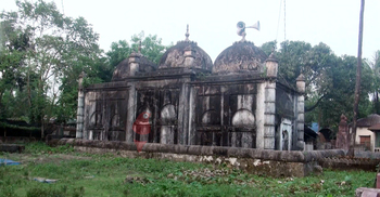 ৪০০ বছরের পুরোনো মসজিদে ঝুঁকি নিয়ে নামাজ আদায়