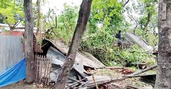 নীলফামারীতে ঝড়ে বিধ্বস্ত ৩০০ ঘরবাড়ি