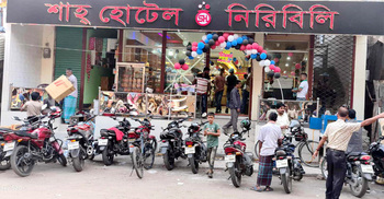 ফুটপাতে দোকান, সড়কজুড়ে পার্কিং