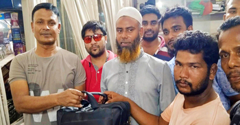 কুড়িয়ে পাওয়া পৌনে ৪ লাখ টাকা ফিরিয়ে দিলেন ছটু