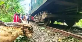 নীলফামারীতে ট্রেনের ইঞ্জিন লাইনচ্যুত
