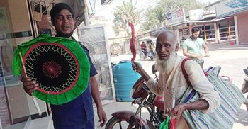 হাতপাখা বিক্রি করে চলে বৃদ্ধ আজিজুলের সংসার