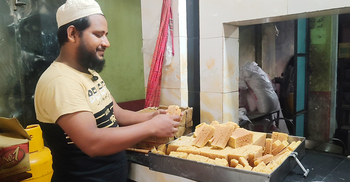 হোটেল মালিক-কারিগরে টিকে রয়েছে মনসুরি মিঠাই